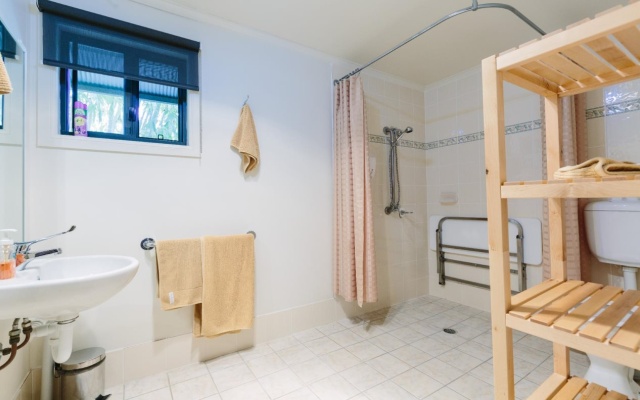 Tuckeroo Cottages & Gardens – Bathroom – Barney View