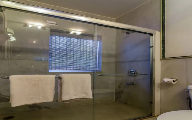 OYO 806 Hotel Safira River Front