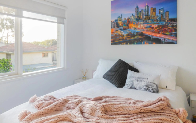 Glen Iris, Quiet Boutique 2 bedroom Netflix, WIFI, Parking, Free Wine – Guest Rooms – Melbourne
