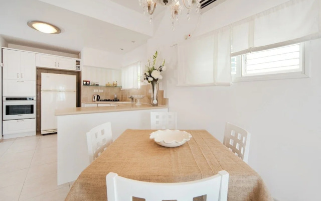 Bright and Charming 1BR Apt Near Shore
