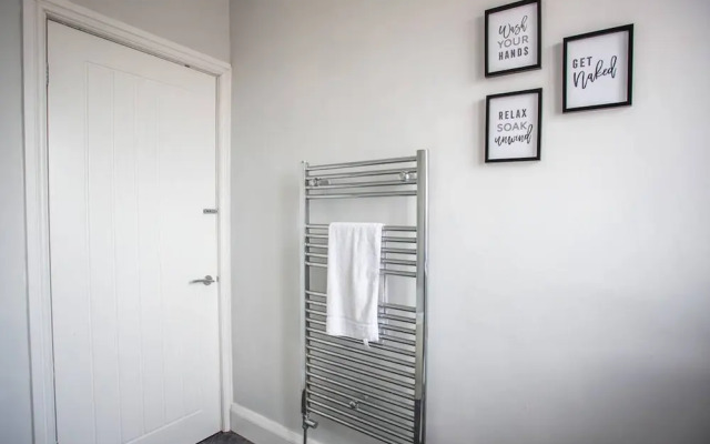 Large 3 Bed Apartment-sea Road