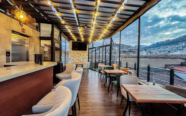 Hotel & Rooftop King Experience by David