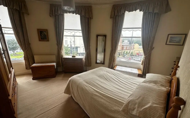 4-beds, Sleeps 8, Sea View & Pet Friendly