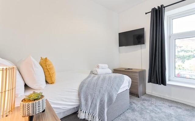 Hilltop House - TV in Every Bedroom!
