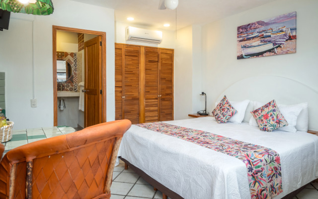 Hotel Eloisa - Near Playa de los Muertos