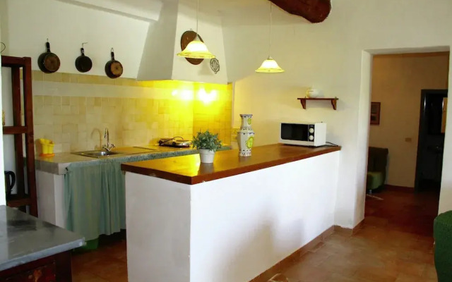 Apartment in Guasticce With Shared Pool