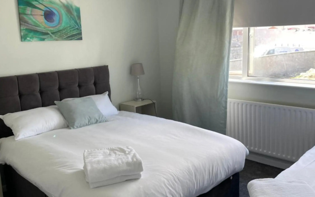 Causeway View Portrush - large 4 bedroom seafront house
