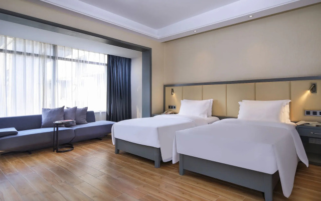 Wing Hotel Guilin - Central Square
