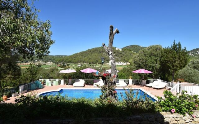 Charming Holiday House Within Walking Distance of Cala Llonga Beach and Village