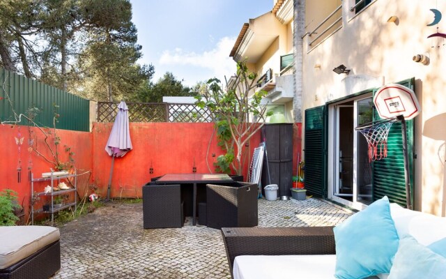 ALTIDO Stunning 4-BR house w/Private Yard in Estoril