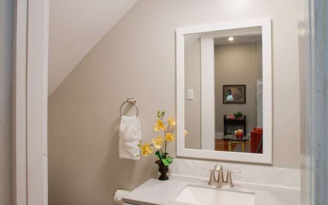 Newly Renovated Historic District Apt