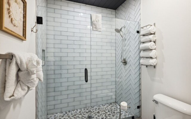 Sunset Chalet 2 Bedroom Cabin by RedAwning