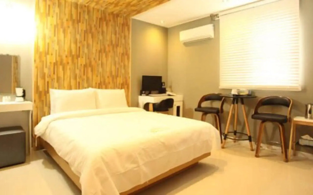 S Petite Hotel