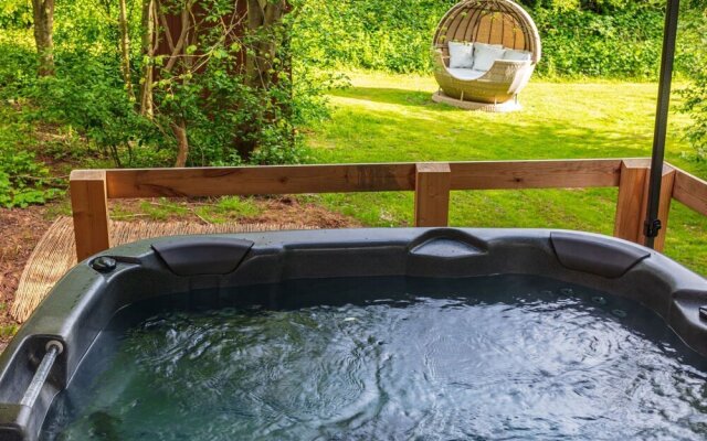 Swan Lodge With Hot Tub, Sauna and Treatments