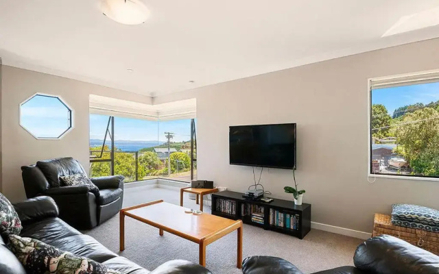 Acacia Bay Getaway - Lake Taupo Holiday Home