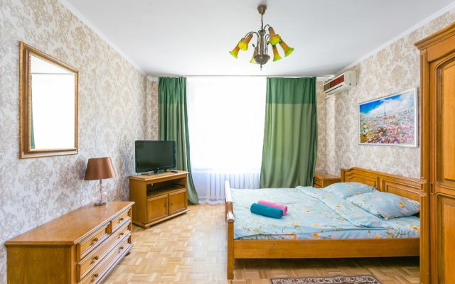 Apartment on Tryokhgorny Val