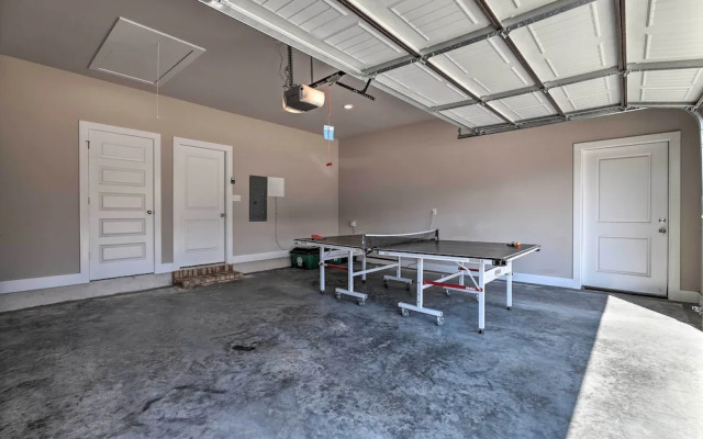 Fayetteville House: Pool Access & Gas Grill!