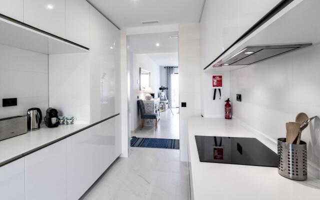 LAE23i- Apotel Estepona Hills by roomservices