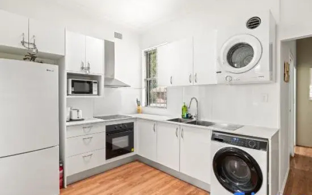 Cozy & Well-Located Room – Steps from Transit & University