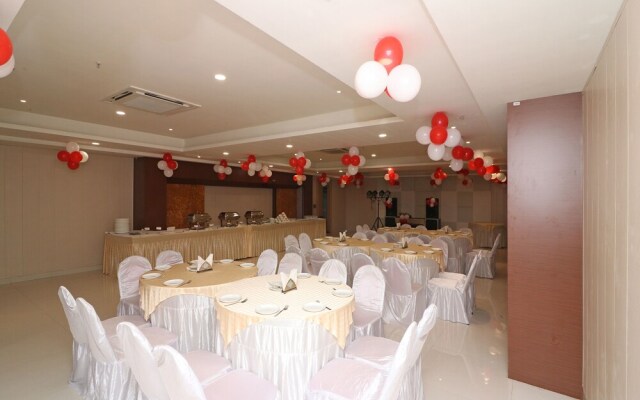 OYO 13616 Hotel Gala Galaxy
