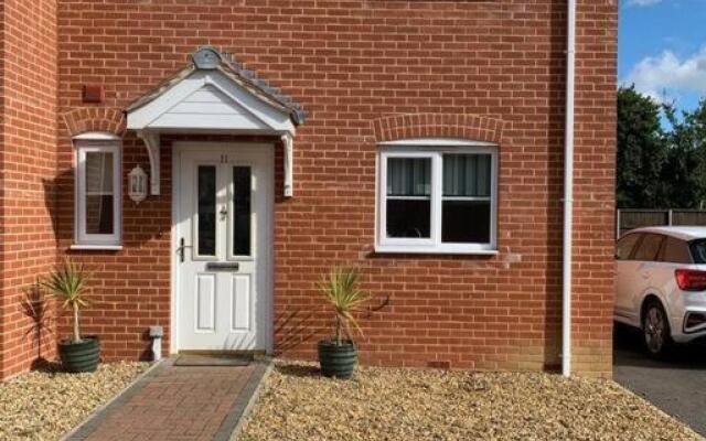 Cheerful 3 bedroom home close to beach and High St