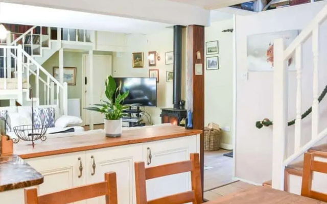 Red Squirrel Haven 2BR House - Sleeps 4 - Parking