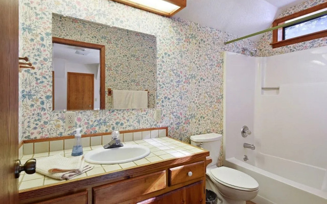 Relax Inn Close to Attractions Galore!