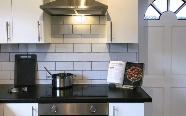 Modern 3-bed House With Parking Bamber Bridge, Preston