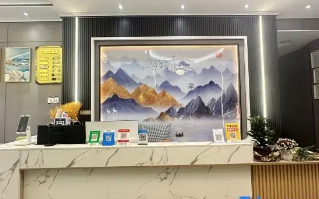 Qujing Qingyi Business Hotel