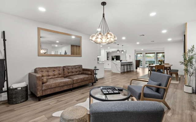 Desert Dreaming Deluxe Retreat w Pool Putt