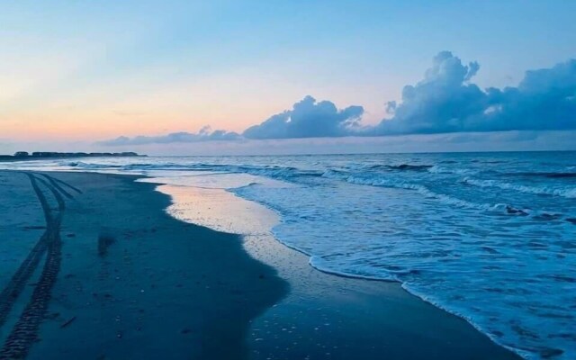 Sun Kissed 5 Bedroom Home by RedAwning