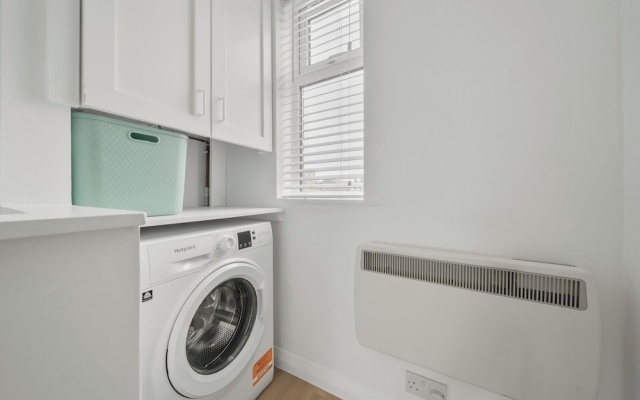 2 Bed Flat - Sleeps 3 - Parking - Wifi