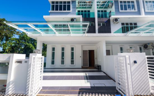 La Ferringhi Villa by ALV