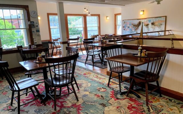 Camden Riverhouse Hotel