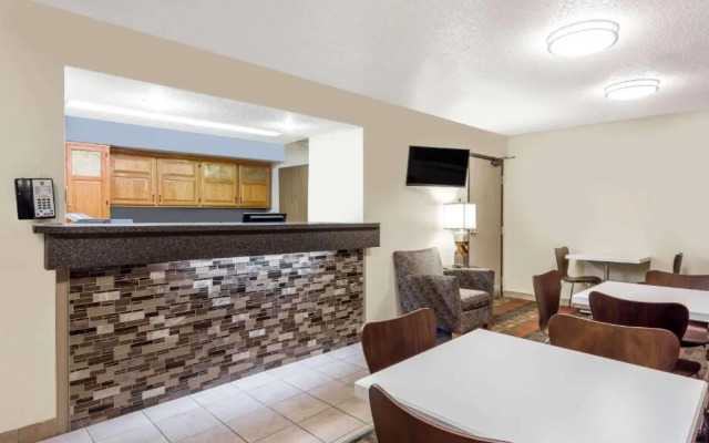 Super 8 by Wyndham Lewisburg