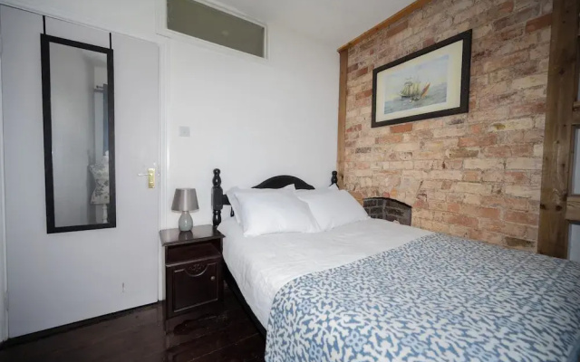 Quirky Apt - Sleeps 6 - Coastal Area - Parking