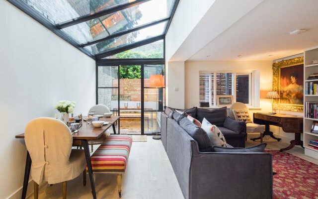 Quiet Classical/modern Designer Garden Flat