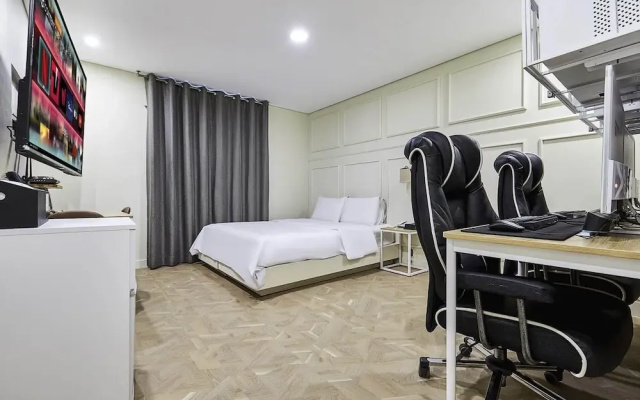 FILM37.2HOTEL