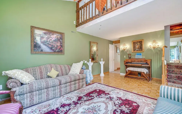French-inspired Townhome 9 Mi to Saratoga Springs!