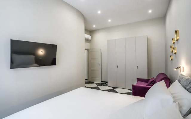 Pink Rose in Naples With 1 Bedrooms and 1 Bathrooms