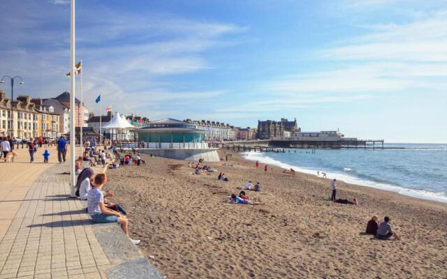 New central seafront apartment- stunning sea views