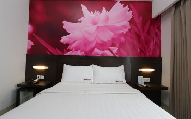 RedDoorz Plus near Mall Bali Galeria