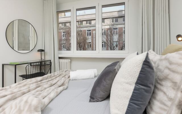 Nowogrodzka Apartment by Renters