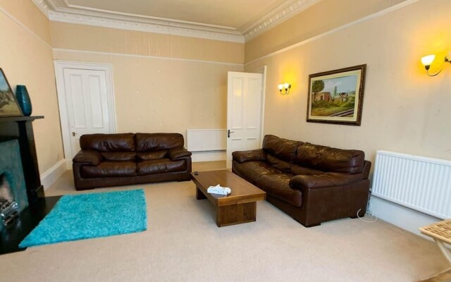 Large Glasgow South Family Home - Free Parking