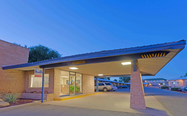 Travelodge by Wyndham Cortez