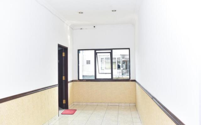 RedDoorz near Lenmarc Mall Surabaya