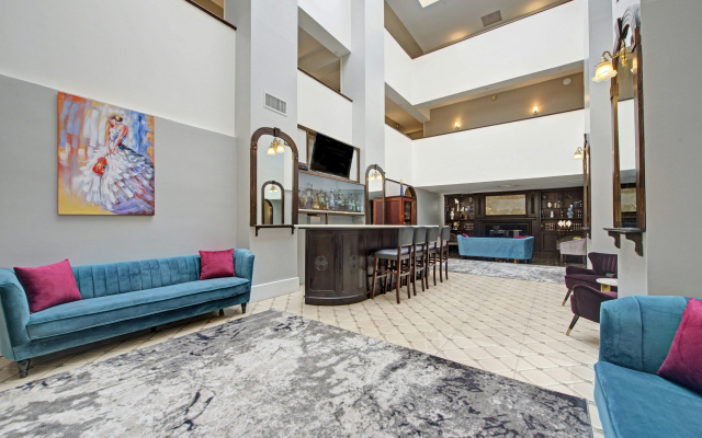 The Roslyn, Tapestry Collection by Hilton