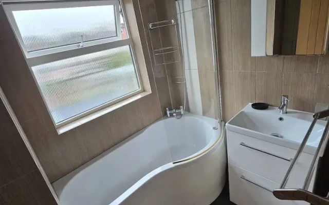 Spacious 4-bed House Close to LHR and London