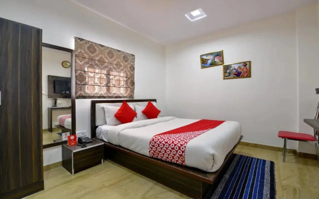 OYO 13903 Hotel Trivana