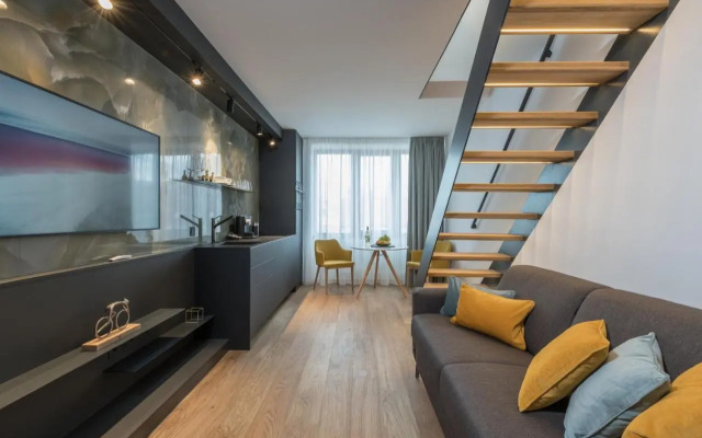 Fully renovated stylish duplex in a convenient location